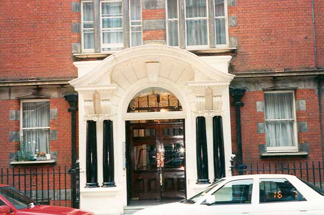 Entrance of Clarence Gate Gardens 169-189